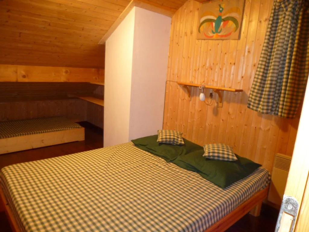 Chambre 2 du gîte Les Augets avec lit double et vue montagne