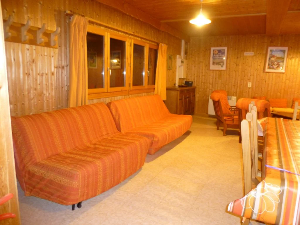 Vue d'ensemble intérieur du gîte Les Augets, séjour et cuisine