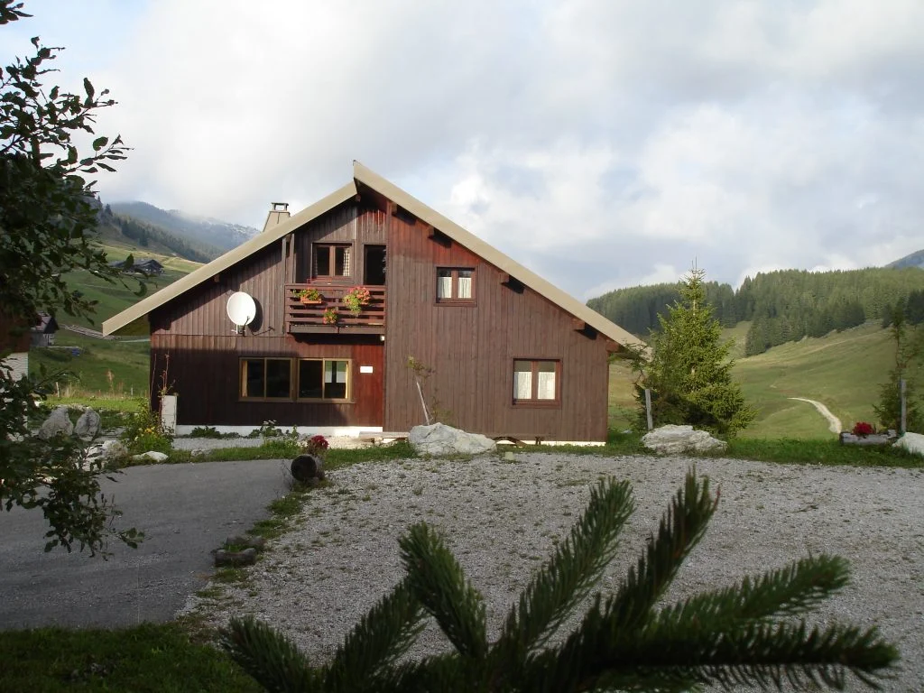Façade extérieure du chalet Les Augets, gîte d'alpage à Thorens-Glières
